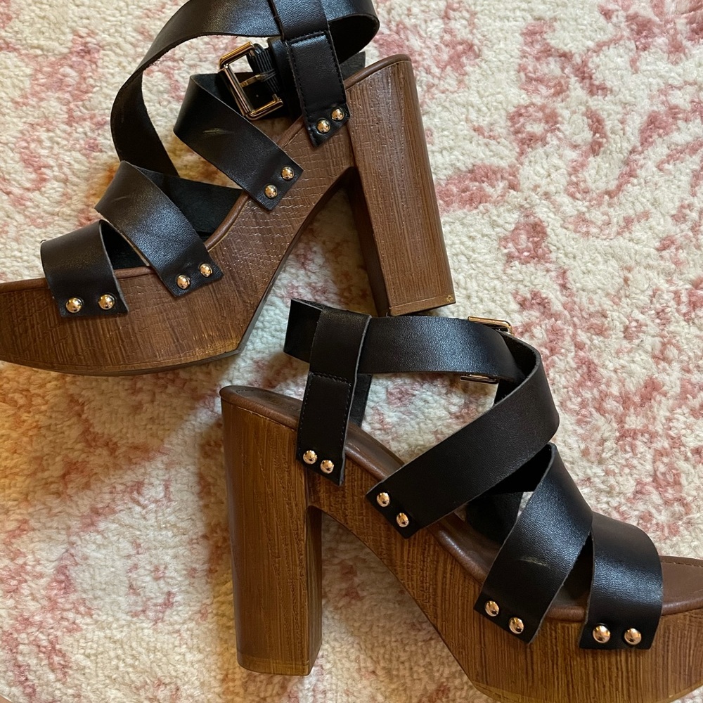 Black Strap Wooden Heel